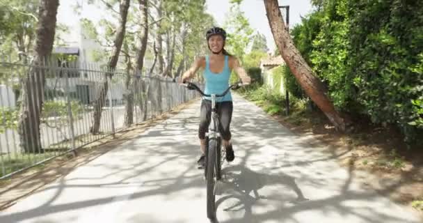 Junge Frau Fährt Mit Fahrrad Auf Gehweg — Stockvideo