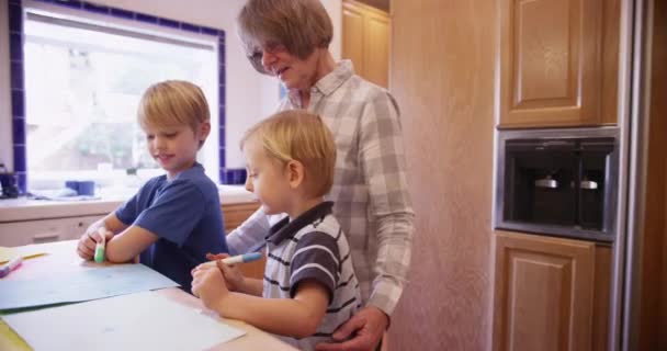 Ηλικιωμένοι Babysitter Σχέδιο Δύο Χαριτωμένα Λευκά Παιδιά — Αρχείο Βίντεο