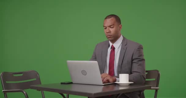 Empresário Negro Trabalha Seu Laptop Enquanto Usa Seu Smartphone Tela — Vídeo de Stock