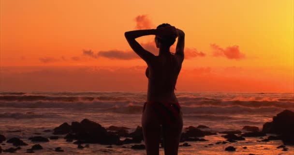 Sexy Černoška Pruhovaných Plavkách Užívá Západ Slunce Pláži Africké Americké — Stock video