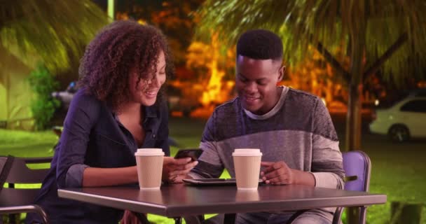 Unga Afroamerikanska Par Tar Kaffe Natten Liten Stad Millennial Svart — Stockvideo