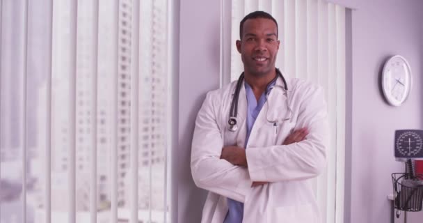 Médico Preto Sorrindo Para Câmera — Vídeo de Stock