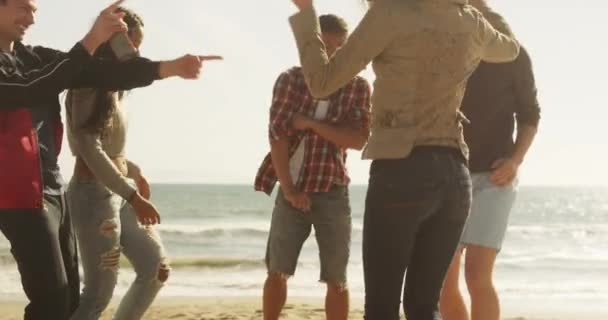 Друзья Весело Танцуют Песке Пляже — стоковое видео