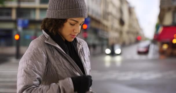 Una Guapa Mujer Milenaria Sube Cremallera Chaqueta Día Frío París — Vídeo de stock