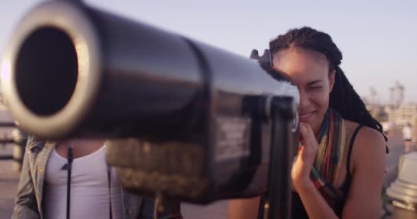 Zwei Schwarze Frauen Besten Freundinnen Blick Durch Teleskop Auf Pier — Stockvideo