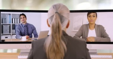 Ofis çalışanlarından oluşan bir ekip bir video görüşmesi üzerine sohbet ediyor. İş arkadaşlarının konferans görüşmesi var. 4k