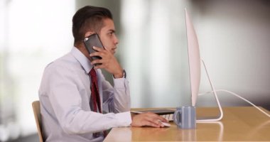 İspanyol iş adamı cep telefonuyla konuşurken bilgisayarda çalışıyor. Meksikalı işadamı telefon edip bilgisayar kullanıyor. 20 'li yaşlarda genç bir Latin ofis çalışanı.