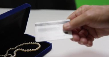 Olgun erkek beyaz takı satın alma bir closeup