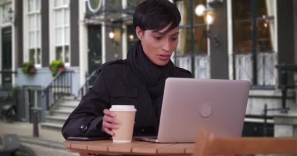 Joven Profesional Casual Sonriendo Trabajando Café Aire Libre Amsterdam Feliz — Vídeos de Stock