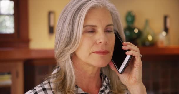 휴대폰으로 얘기하고 있습니다 거실에서 스마트폰을 사용하는 할머니의 — 비디오