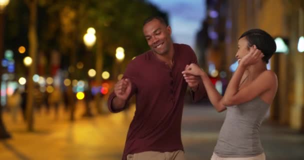 Pareja Afroamericana Juguetona Bailando Juntos Los Campos Elíseos Joven Novio — Vídeo de stock