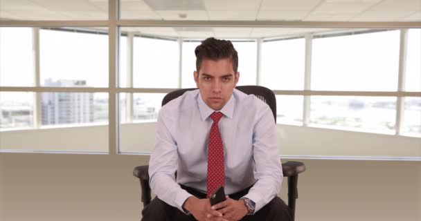 Retrato Joven Profesional Hispano Sentado Una Silla Oficina Mirando Cámara — Vídeo de stock