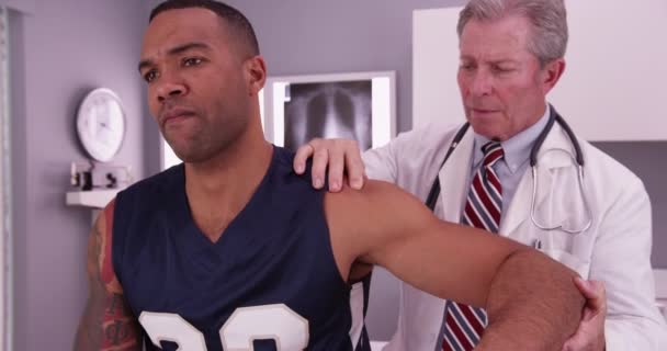 Médico Masculino Mediana Edad Que Trata Lesión Del Atleta Adulto — Vídeos de Stock