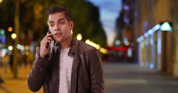 迷人又英俊的拉丁男性晚上在Champs Elysee大街打电话聊天 在巴黎街上用手机聊天微笑的千禧年男子的画像 — 图库视频影像