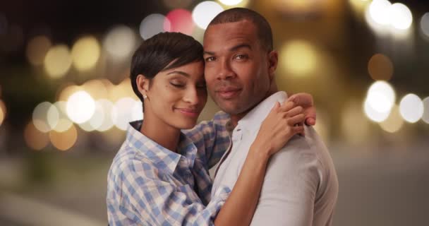 Afroamerikanisches Paar Posiert Einer Belebten Stadt Für Ein Porträt Schwarze — Stockvideo