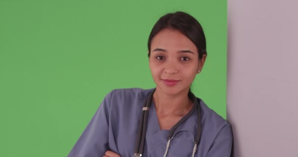 ヒスパニック系の女性医師や看護師は 合成のための緑の画面上の腕を横断 クロマキーのための準備ができて女性ラティーナ医療や歯科医療専門家の緑の画面の肖像画 — ストック動画