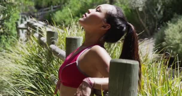 Saludable Joven Asiática Mujer Descansando Tomando Descanso Correr Parque — Vídeos de Stock