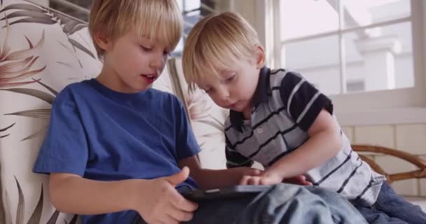 Двое Белых Детей Играют Планшетом — стоковое видео