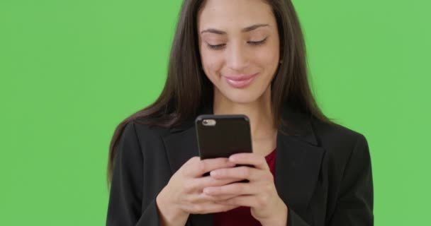 Latin Bir Ofis Çalışanı Cep Telefonunda Yeşil Ekranda Profesyonel Mesajlar — Stok video