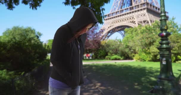 Una Donna Asiatica Pensierosa Che Guarda Torre Eiffel Donna Giapponese — Video Stock