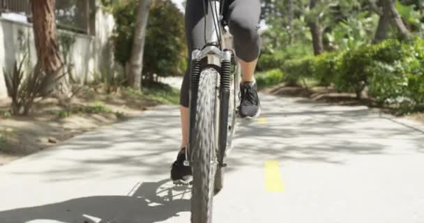 Fechar Mulher Andar Bicicleta Para Câmera — Vídeo de Stock