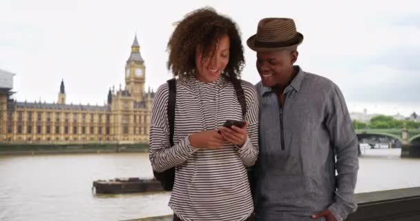Bastante Chica Raza Mixta Usando Smartphone Londres Con Novio Feliz — Vídeo de stock