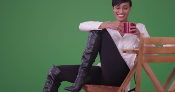 Μια Αφρικανή Αμερικανίδα Μαύρες Μπότες Που Καθόταν Ένα Τραπέζι Πίνοντας — Αρχείο Βίντεο