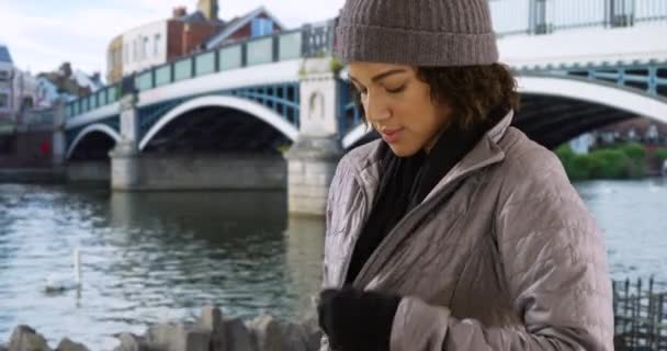 Uma Mulher Negra Atraente Fecha Casaco Dia Frio Windsor Inglaterra — Vídeo de Stock