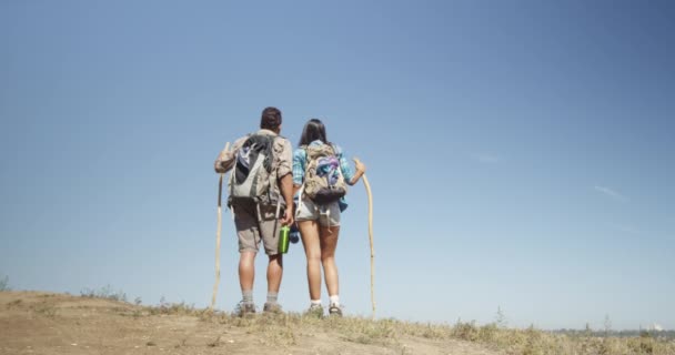 Hispanisches Paar Wandert Vom Gipfel Eines Berges Herunter — Stockvideo