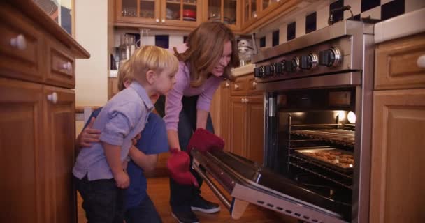 Affascinante Madre Cottura Biscotti Suoi Due Ragazzi — Video Stock