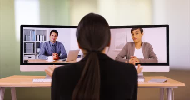 Una Giovane Imprenditrice Video Chat Con Suoi Colleghi Due Professionisti — Video Stock