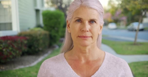 Une Femme Âgée Dans Son Quartier Suburbain Une Femme Âgée — Video