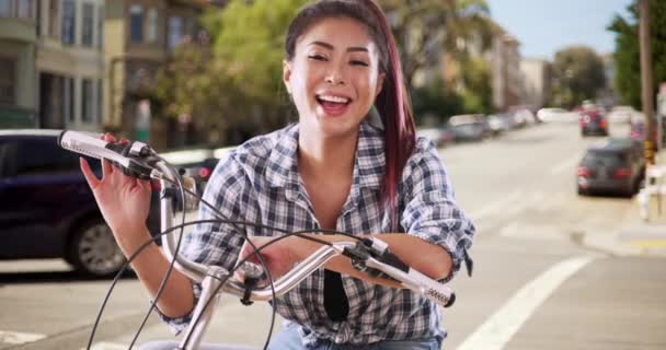 Japans Vrouw Glimlachen Met Haar Fiets — Stockvideo