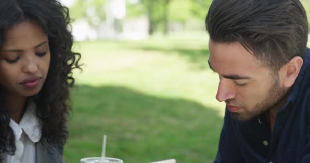 若いヒップヒスパニック男のクローズアップ屋外カフェで友人と話す_ — ストック動画