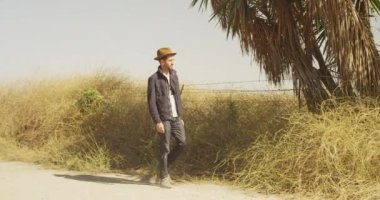 İspanyol adam bir yol kenarında ayakta