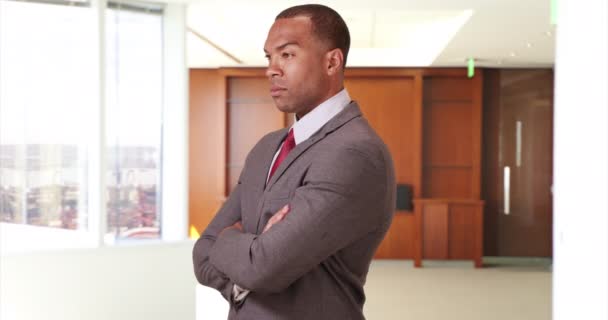 Hombre Negocios Negro Mira Por Ventana Oficina Con Confianza Afroamericano — Vídeos de Stock