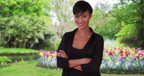 Wspaniała Czarna Kobieta Stojąca Pewnie Bujnym Zielonym Ogrodzie Zewnątrz Atrakcyjna — Wideo stockowe