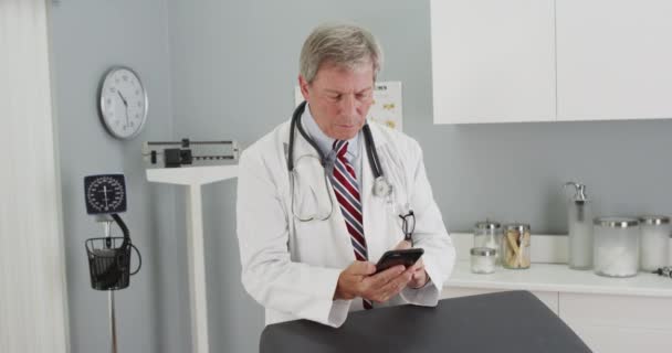 Médico Sênior Usando Smartphone Escritório — Vídeo de Stock