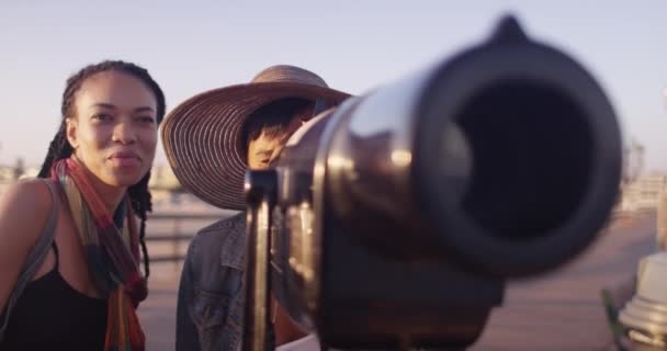 Black Woman Showing Friend Beautiful View Telescope — Stock Video