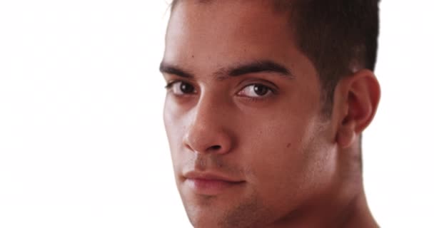 Närbild Porträtt Millennial Spansktalande Man Vit Bakgrund Med Kopia Utrymme — Stockvideo