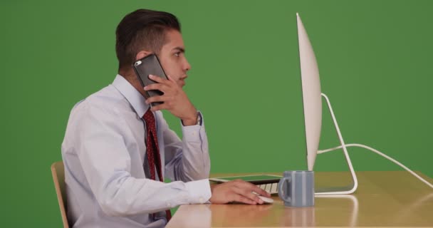 Latynoski Biznesmen Pracujący Komputerze Rozmawiający Przez Telefon Zielonym Ekranie Zielonym — Wideo stockowe
