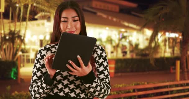 Asiatisk Kvinna Använder Tablet Utomhus Natten — Stockvideo