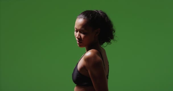 Atlet Wanita Campuran Asia Dan Italia Berdiri Berkeringat Layar Hijau — Stok Video