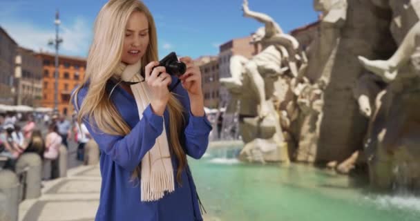 Vacker Vit Ung Kvinna Tar Bilder Med Sin Kamera När — Stockvideo