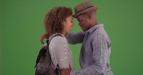 Siyahi Erkek Kadın Yeşil Ekranda Flört Ediyor Anahtar Birleşik Olmak — Stok video