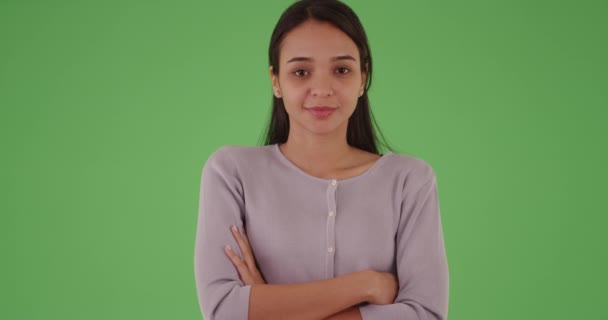Joven Mujer Hispana Del Milenio Cruzando Brazos Mirando Cámara Pantalla — Vídeo de stock