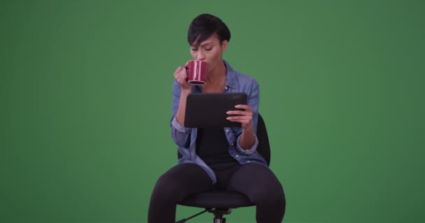 Νεαρή Αφρικανή Αμερικανίδα Καρέκλα Γραφείου Πίνει Καφέ Ενώ Διαβάζει Στο — Αρχείο Βίντεο