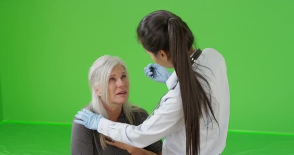 Uma Mulher Mais Velha Recebe Ajuda Por Sua Doença Tela — Vídeo de Stock