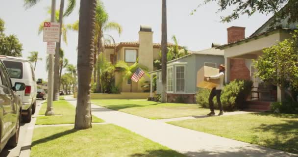 ヒスパニック系の男が家を出て — ストック動画