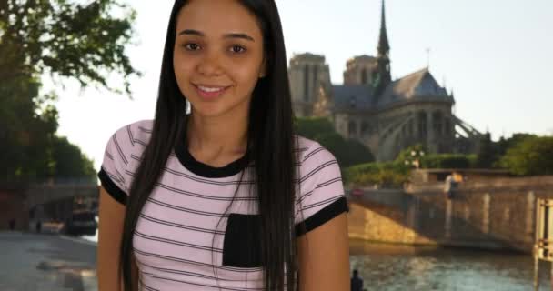 Portrait Décontracté Une Jolie Colombienne Heureuse Près Cathédrale Notre Dame — Video